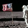 Buzz Aldrin saluant le drapeau, Photo prise quelques secondes après, le drapeau n'a pas changé de position.